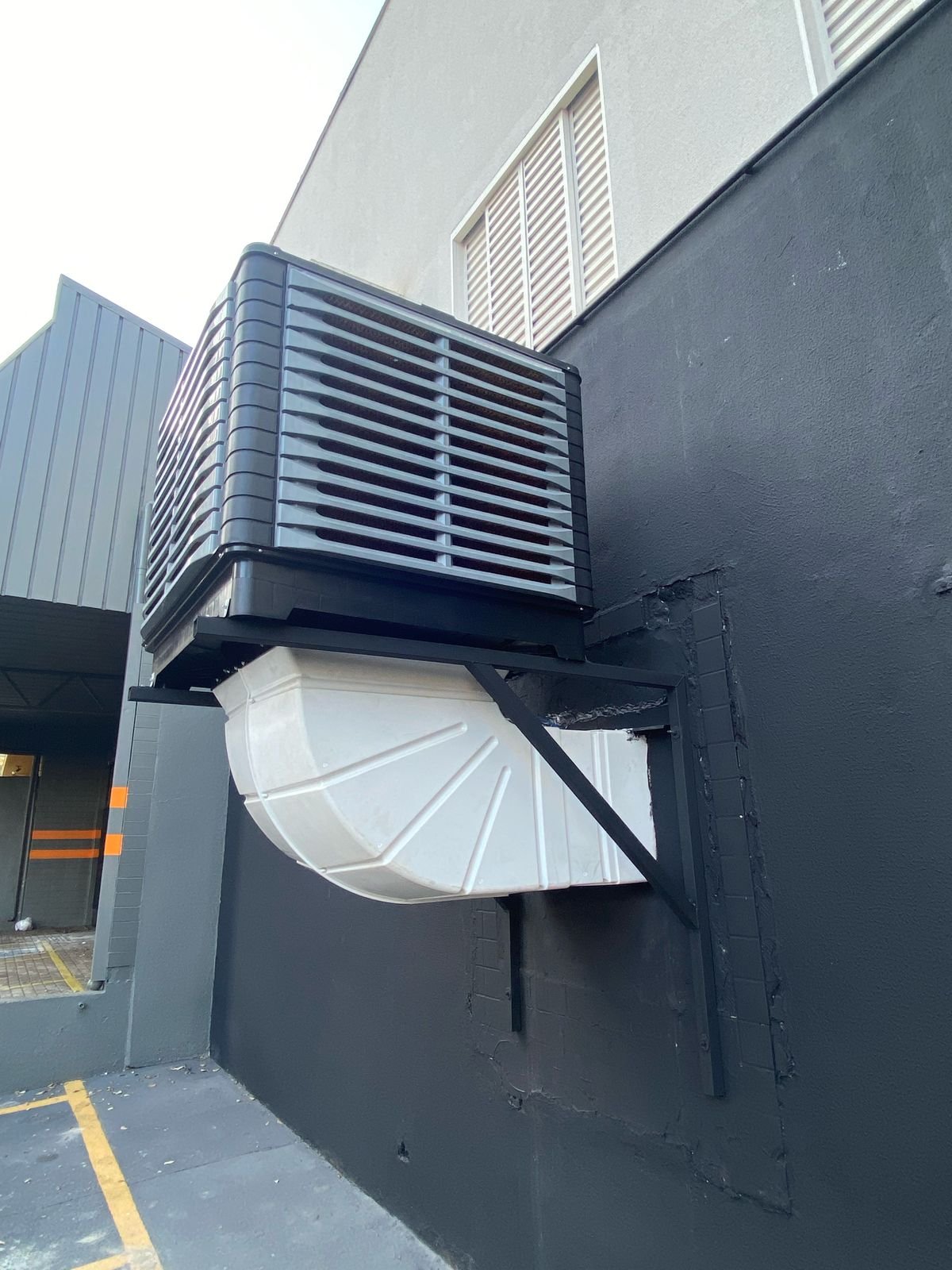 Instalação em fachada comercial